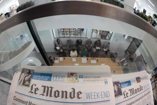 I giornalisti partecipano a una conferenza editoriale presso la sede del quotidiano Le Monde a Parigi il 13 marzo 2023.