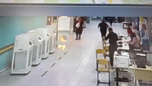 Capture d’écran d’une vidéo d’un isoloir en flammes, vendredi 15 mars, à Moscou, via Reuters.