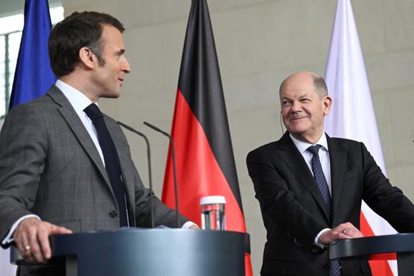Le président français, Emmanuel Macron, et le chancelier allemand, Olaf Scholz, à Berlin, le 15 mars 2024.