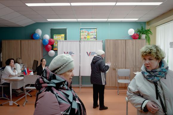 Les gens votent pour l’election présidentielle dans un bureau de vote situé dans l’école nᵒ 17 de Koroliov, une ville à environ 30 kilomètres de Moscou, le 15 mars 2024.