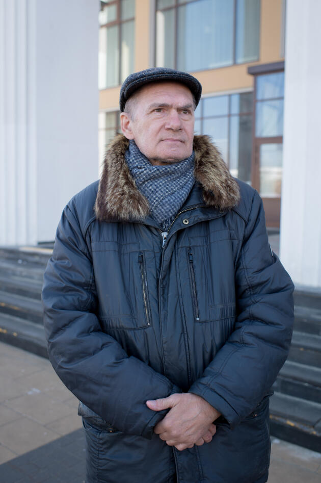 Alexandre P., 66 años, jubilado, frente a un colegio electoral en Koroliov (Rusia), el 15 de marzo de 2024.