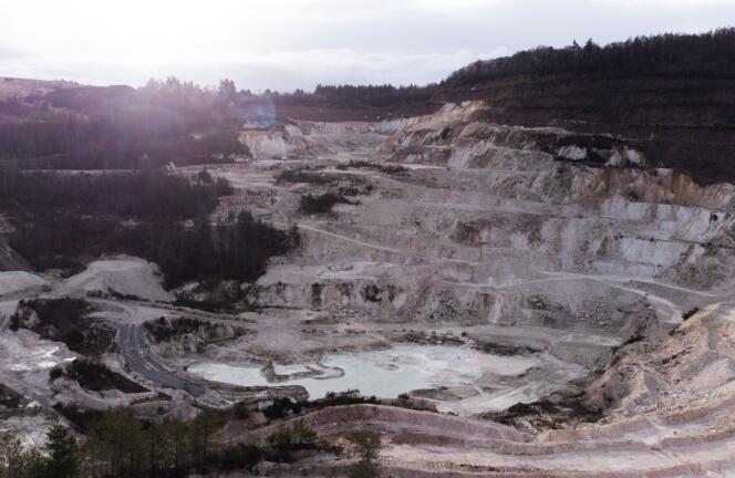 Photo aérienne de la mine de kaolin d’Echassières (Allier), le 17 janvier 2024. L’extraction du lithium aura lieu entre 75 mètres et 400 mètres de profondeur sous la mine actuelle.