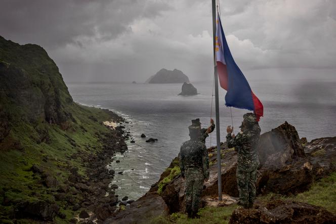 Des soldats philippins hissent le drapeau national sur l’île de Mavulis, dans l’archipel des Batanes, destiné à devenir le fer de lance du dispositif de défense au nord du pays, le 29 juin 2023.