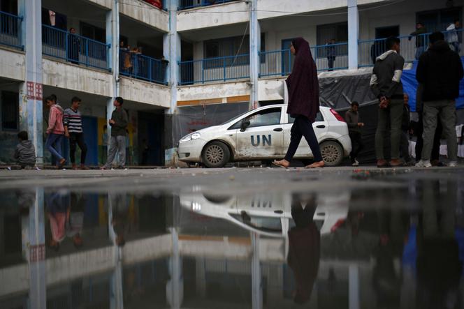 Palestinos desplazados refugiados en una escuela administrada por la Agencia de Obras Públicas y Socorro de las Naciones Unidas para los Refugiados de Palestina (UNRWA), en Rafah, sur de la Franja de Gaza, el 3 de marzo de 2024.