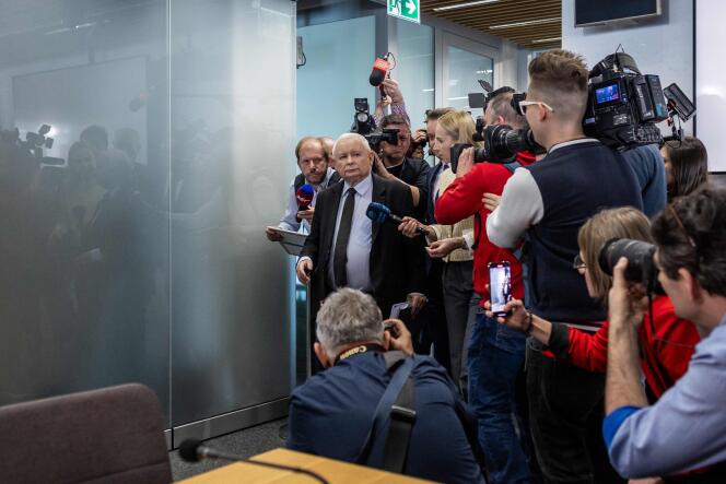 Jarosław Kaczyński, lider polskiej partii Prawo i Sprawiedliwość (PiS), przybywa, aby złożyć zeznania przed komisją parlamentarną badającą użycie izraelskiego oprogramowania szpiegowskiego Pegasus 15 marca 2024 r. w Warszawie.