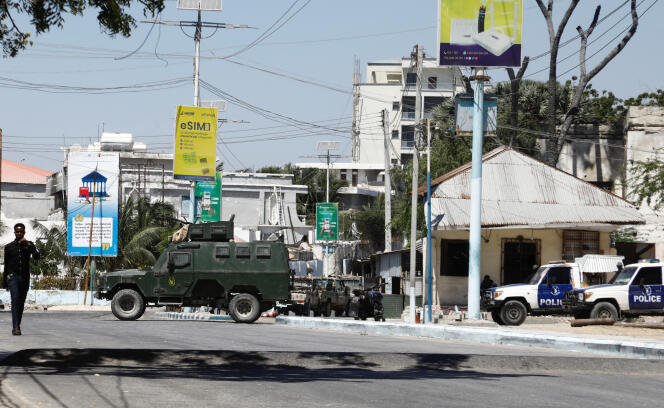 Vehículos de agentes de seguridad somalíes estacionados cerca del hotel SYL, escenario de un ataque de Shabab, vinculado a Al Qaeda, en Mogadiscio, el 15 de marzo de 2024.