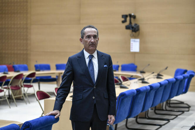 El propietario de Altice, Patrick Drahi, durante una audiencia ante una comisión parlamentaria sobre concentración de medios, en el Senado, en París, el 2 de febrero de 2022. 