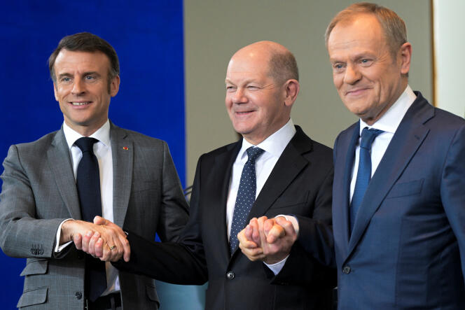 Le président français, Emmanuel Macron, le chancelier allemand, Olaf Scholz, et le premier ministre polonais, Donald Tusk, à la fin d’une conférence de presse, vendredi 15 mars, à Berlin.