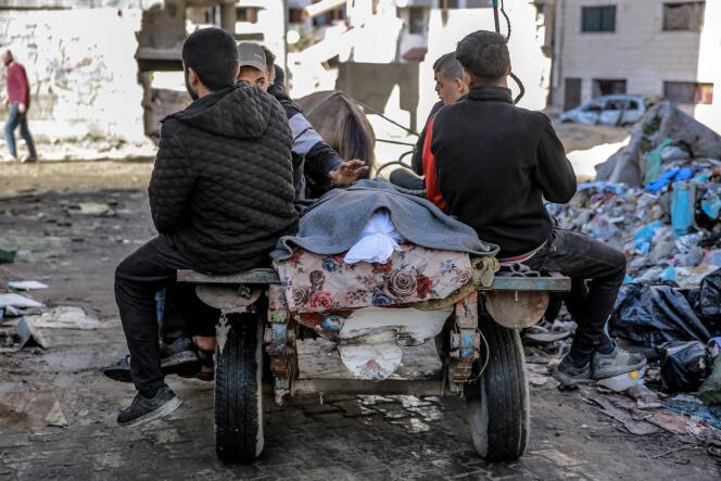Palestinos cargan el cuerpo de un familiar desde la morgue del hospital Al-Shifa, Gaza, el 15 de marzo de 2024. 