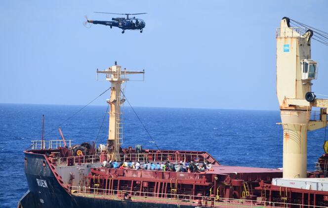 Cette photo, partagée par la marine indienne sur X le 16 mars 2024, montre des personnes à bord du navire maltais « MV Ruen », alors qu’un hélicoptère de la marine indienne le survole.