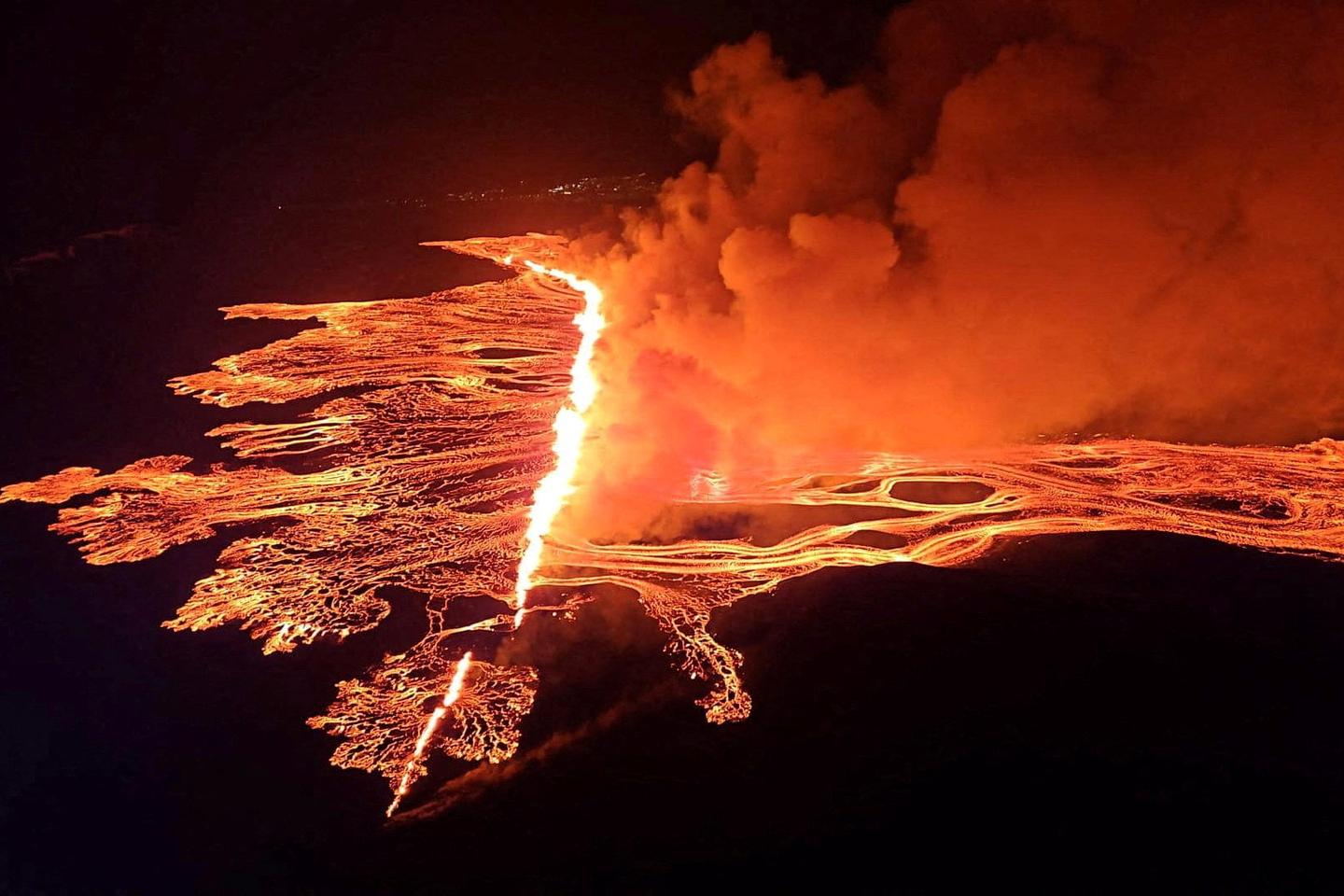 Lava from Iceland volcano continues to advance