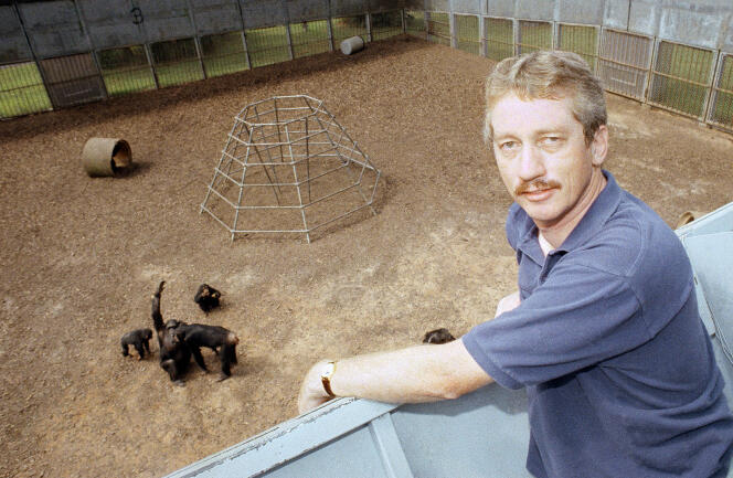 Frans de Waal dans un centre de recherche sur la primatologie, aux Etats-Unis, en 1991.