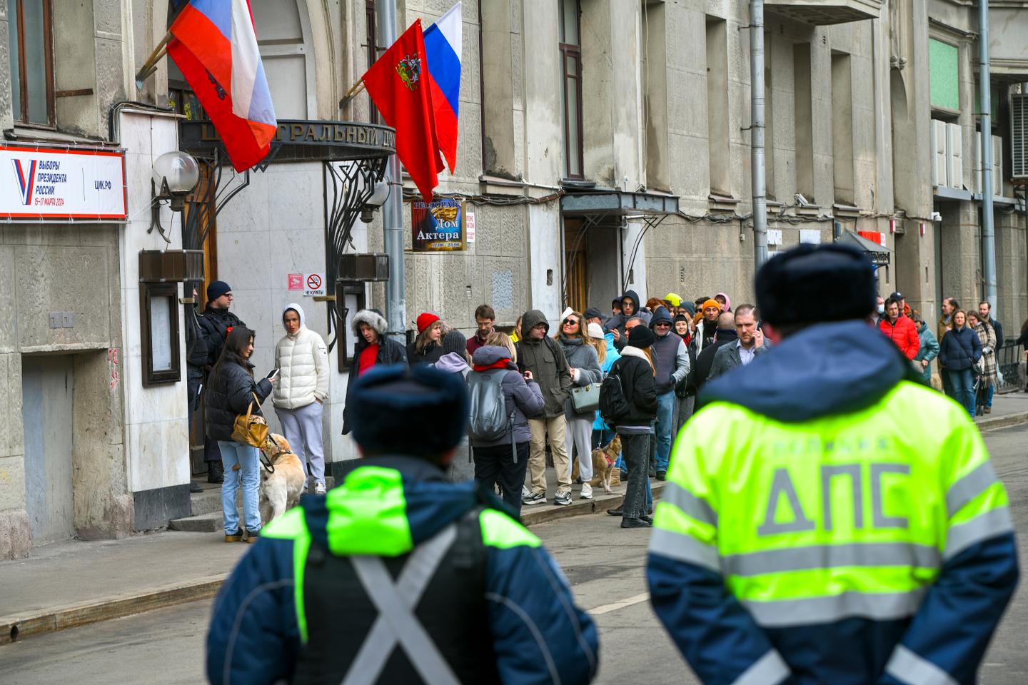 Russians queue outside polling stations in apparent protest to Putin