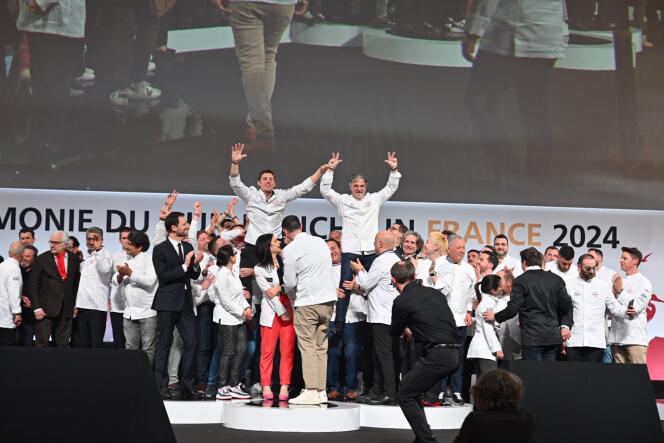 Los chefs de tres estrellas Fabien Ferré (izquierda), de La Table du Castellet, y Jérome Banctel (derecha), del restaurante Gabriel del hotel La Réserve Paris, durante la ceremonia de entrega de premios de la guía Michelin Francia 2024, en Tours, el 18 de marzo. 2024. 