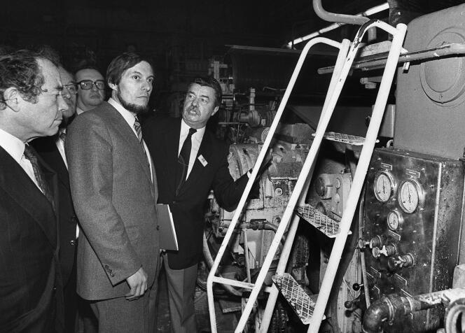 Jean Auroux, ministre du travail, visite le 18 janvier 1982 à Toulouse,  une usine de papier - la papeterie Job - dans le cadre des discussions avec les organisations représentatives du monde du travail.