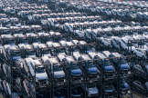 Des voitures électriques BYD en attente de chargement au port de Suzhou, près de Shanghaï (Chine), le 8 février 2024.