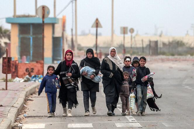 Los palestinos desplazados que huyeron del área alrededor del hospital Al-Shifa en la ciudad de Gaza llegan al campo de refugiados de Nusseirat en el centro de la Franja de Gaza el 18 de marzo de 2024.