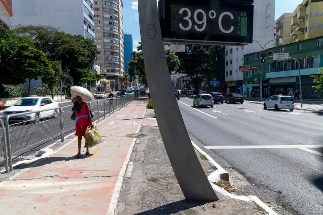 Vue d’un thermomètre indiquant 39 °C dans la ville de Sao Paulo, au Brésil, le 17 mars 2024.