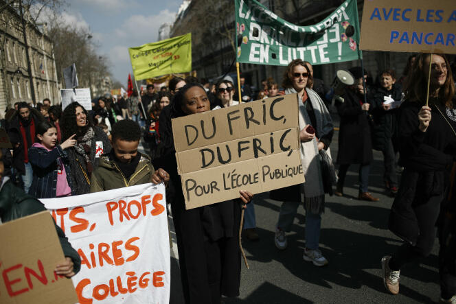 Des manifestants en direction du ministère de l’éducation nationale, à Paris, le 7 mars 2024. 
