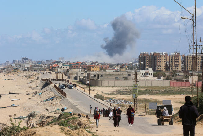 El humo de un ataque israelí se eleva hacia el cielo sobre Gaza, el 15 de marzo de 2024.
