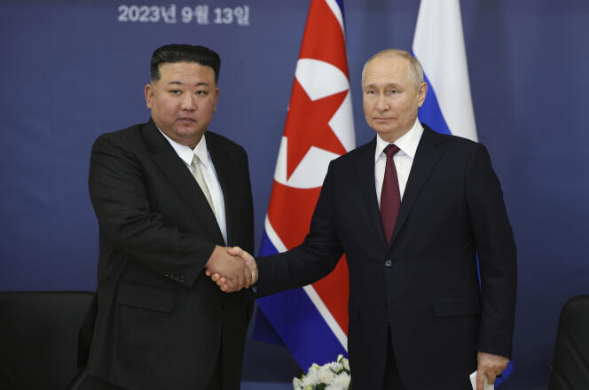 Le président russe, Vladimir Poutine, et le dirigeant nord-coréen, Kim Jong-un, se serrent la main durant leur rencontre en Russie, le 13 septembre 2023.