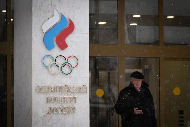 Le logo du Comité olympique russe (ROC) à l’entrée du siège de l’organisation à Moscou, le 15 décembre 2023.
