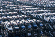 Des voitures de BYD, devenu le premier constructeur électrique mondial, au port de Suzhou, dans la province de Jiangsu, le 8 février 2024.