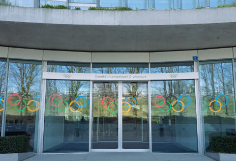 L'entrée du siège du Comité International Olympique (CIO), avec les cinq anneaux Olympique reflété dans sa vitrine, à Lausanne, le 14 mars 2024.