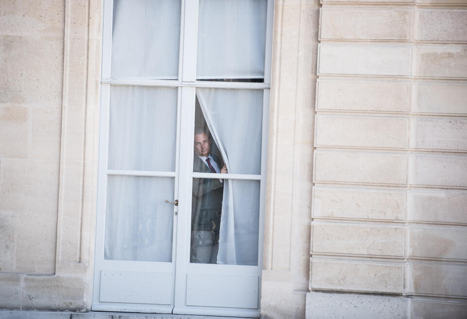 Paris, France le 7 juillet 2020 - Premier conseil des ministres du gouvernement Castex au Palais de l Elysee. Ici le conseiller memoire du President de la republique, Bruno Roger Petit tirant un rideau pour regarder au travers une fenetre.