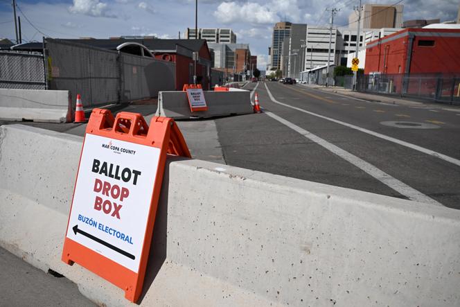 Des panneaux indiquent aux électeurs les boîtes de dépôt de bulletins de vote, à la veille de la primaire du 19 mars, des partis démocrate et républicain, à Phoenix, en Arizona, le 18 mars 2024.