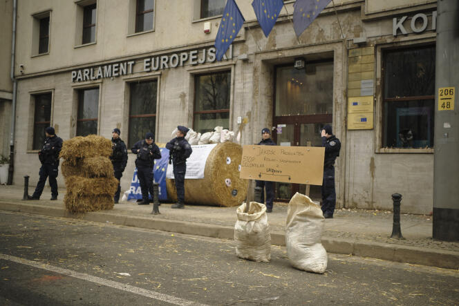 Des policiers protègent les bureaux locaux de la Commission européenne lors d’une manifestation d’agriculteurs polonais, à Wroclaw, en Pologne, le 15 février 2024. 

