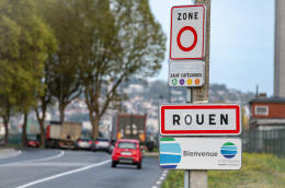 Panneau de signalisation restriction de circulation zone ZFE sur une route a l'entree de la metropole de Rouen (76). Panneau de zone a faibles emissions, ZFE-m, zone ZFE base sur le systeme de vignettes Crit'Air. Panneau avec un rond rouge et mention sauf criteres 1, 2 et 3. En cas de pic de pollution, le prefet peut dans le cadre des Plans de Protection de l'Atmosphere, PPA, activer des restrictions temporaires de circulation afin de reduire les concentrations en polluants atmospheriques - Photo by Leitenberger S/ANDBZ/ABACAPRESS.COM - agglomeration; Auto; Automobile; Automobiles; Autos; Carburant; Carburants; Circulation; circulation interdite; circulation restreinte; Crit Air; Crit’Air; Crit’Air 3; Crit’Air 4; diesel; Diesel; Environnement; Essence; Gasoil; Gazole; Infrastructure routiere; Infrastructures routieres; Metropole de Rouen; mobilite; panneau; panneau d'entree de ville; Panneau de signalisation; Panneau de zone a faibles emissions; Panneau indicateur; Panneau routier; Panneaux de signalisation; Panneaux indicateurs; Panneaux routiers; polluant; pollution; Pollution; pollution atmospherique; qualite de l'air; restriction de circulation; rond rouge et blanc; Signalisation; Station essence; Station service; Stations essence; Stations service; Transport; Transport routier; Transports routiers; Urbanisation; Urbanisme; vehicule; vehicules polluants; vignette Crit'Air; vignette Crit’Air; vignettes; ville; Ville; Villes; Voiture; Voitures; ZFE; ZFE-m; Zone Faibles emissions
