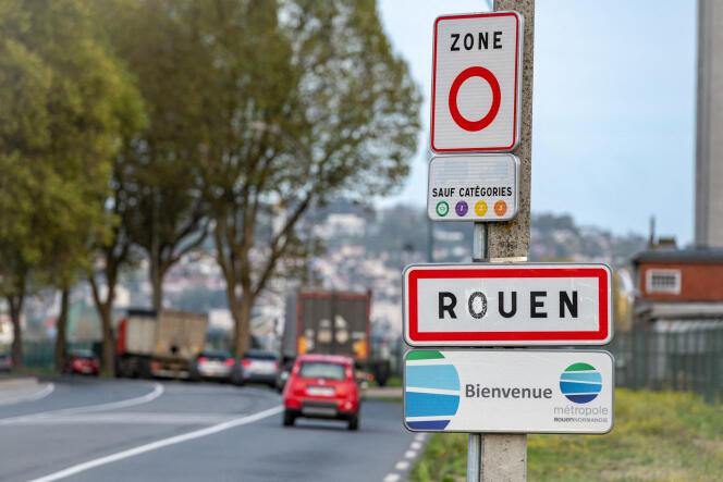 Un panneau signale la restriction de circulation en zones à faibles émissions (ZFE) sur une route à l'entrée de la métropole de Rouen, en novembre 2022.
