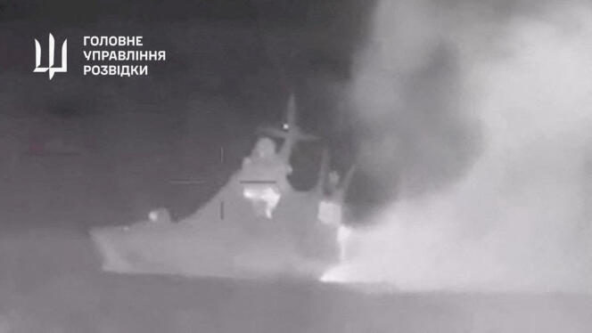 Le patrouilleur russe « Sergueï-Kotov » endommagé par un drone naval au large de la Crimée.  Capture d'écran fournie par le ministère ukrainien de la Défense. 