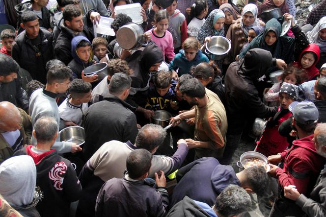 Distribution alimentaire à Jabaliya, dans le nord de la bande de Gaza, le 19 mars 2024.
