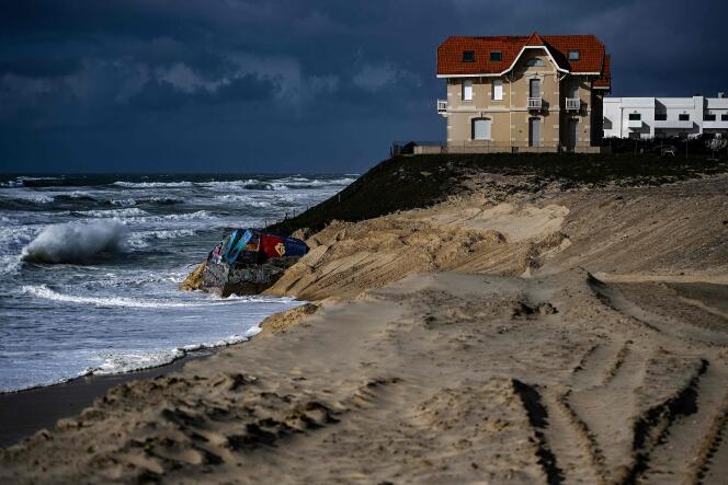 En la playa de Biscarrosse (Landas), 14 de marzo de 2024. Las mareas y la erosión están desplazando la costa hacia el interior.