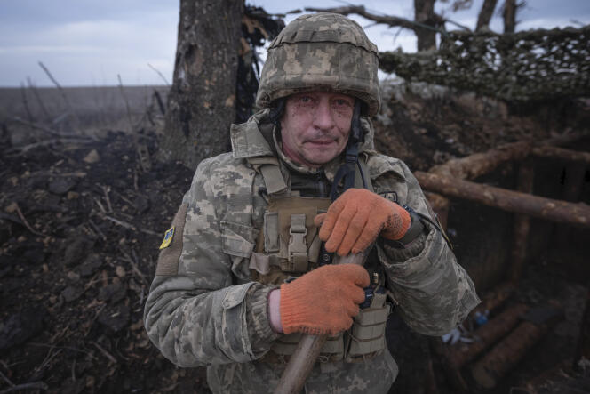 Un soldat ukrainien creuse une tranchée près de Klichchiivka, dans la région de Donetsk, le 18 mars 2024. 