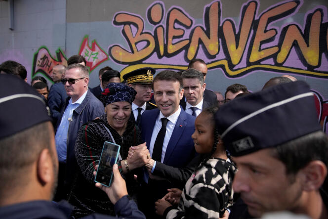 Emmanuel Macron à Marseille, au cours d’une visite consacrée à la lutte contre le trafic de drogue, le 19 mars 2024 dans le quartier de la Castellane.