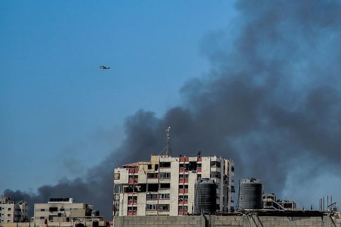 Un avion militaire s’apprête à larguer de l’aide humanitaire sur le quartier Rimal, à Gaza, le 20 mars 2024.