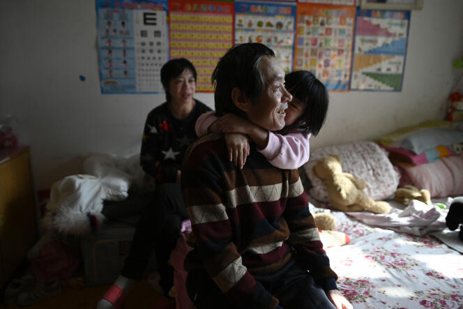 Un travailleur migrant travaillant dans la capitale, avec sa fille dans leur appartement à Pékin, en 2021. Les travailleurs migrants sont confrontés au dilemne de partir seuls ou avec leurs enfants.