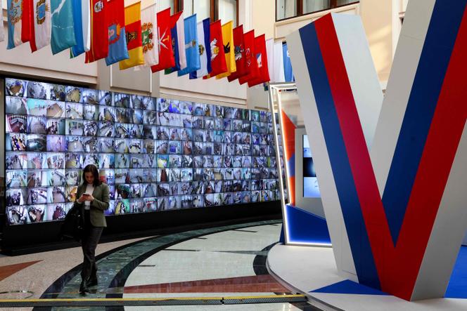 Retransmission en direct des bureaux de vote de toute la Russie sur un écran géant installé
au siège de la commission électorale centrale à Moscou le 15 mars, premier jour de l’élection présidentielle.