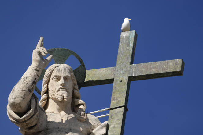 Une statue de Jésus, sur la place Saint-Pierre, au Vatican, le 20 mars 2024.