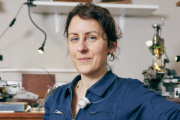 Rebecca Struthers dans son atelier, à Leek, le 8 mars 2024.