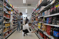 Des clients achètent de la nourriture dans un supermarché de Londres, le 17 août 2022. 