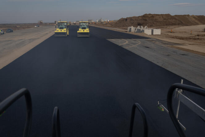 Autostrada A7 este în construcție în afara orașului Ploești, România, pe 10 martie 2024.