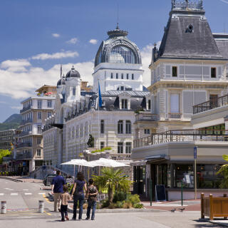 France, Haute-Savoie (74), Le Chablais, Evian-les-Bains, l’hôtel de ville et le Palais Lumière, centre de congrès situé dans les anciens thermes de 1902.