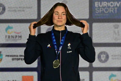 Silver medalist Anastasiia Kirpichnikova of France poses during the podium ceremony for the women's 400m Freestyle final of the European Short Course Swimming Championships in Otopeni on December 10, 2023. (Photo by Daniel MIHAILESCU / AFP)