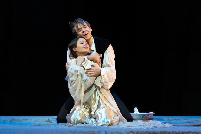 Roméo (Benjamin Bernheim) et Juliette (Nadine Sierra) dans « Roméo et Juliette », de Charles Gounod, au Metropolitan Opera de New York (Etats-Unis), le 4 mars 2024.