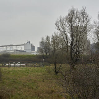 Fonderie d’aluminium primaire Aluminium Dunkerque, à Loon-Plage (Nord), le 11 mars 2024.
Extérieur de l’usine, construite en 1991.