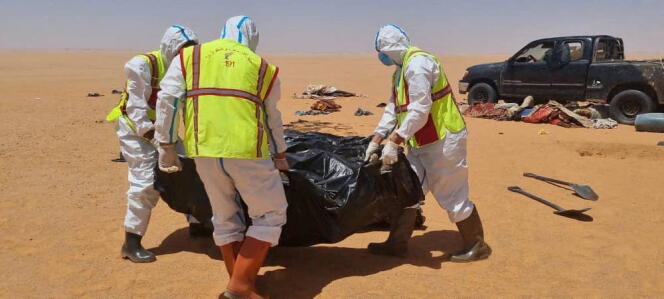 El personal de seguridad recupera el cuerpo de un migrante en la zona entre la ciudad de Kufra y la frontera de Chad con Libia, el 28 de junio de 2022. 